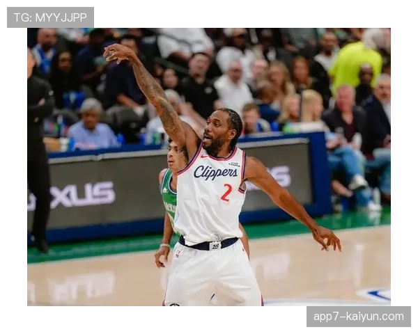 快船第三节轰出22-0攻击波逆转独行侠，莱昂纳德单节砍下19分